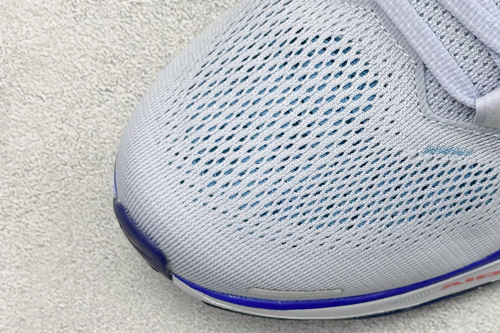  
RS版 NK Air Zoom Pegasus 41
鞋面采用外层由韧性纱线+内层网眼布的设计，在确