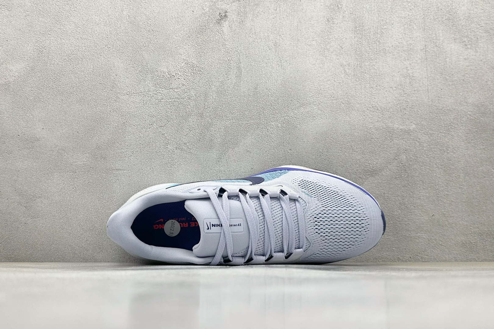  
RS版 NK Air Zoom Pegasus 41
鞋面采用外层由韧性纱线+内层网眼布的设计，在确