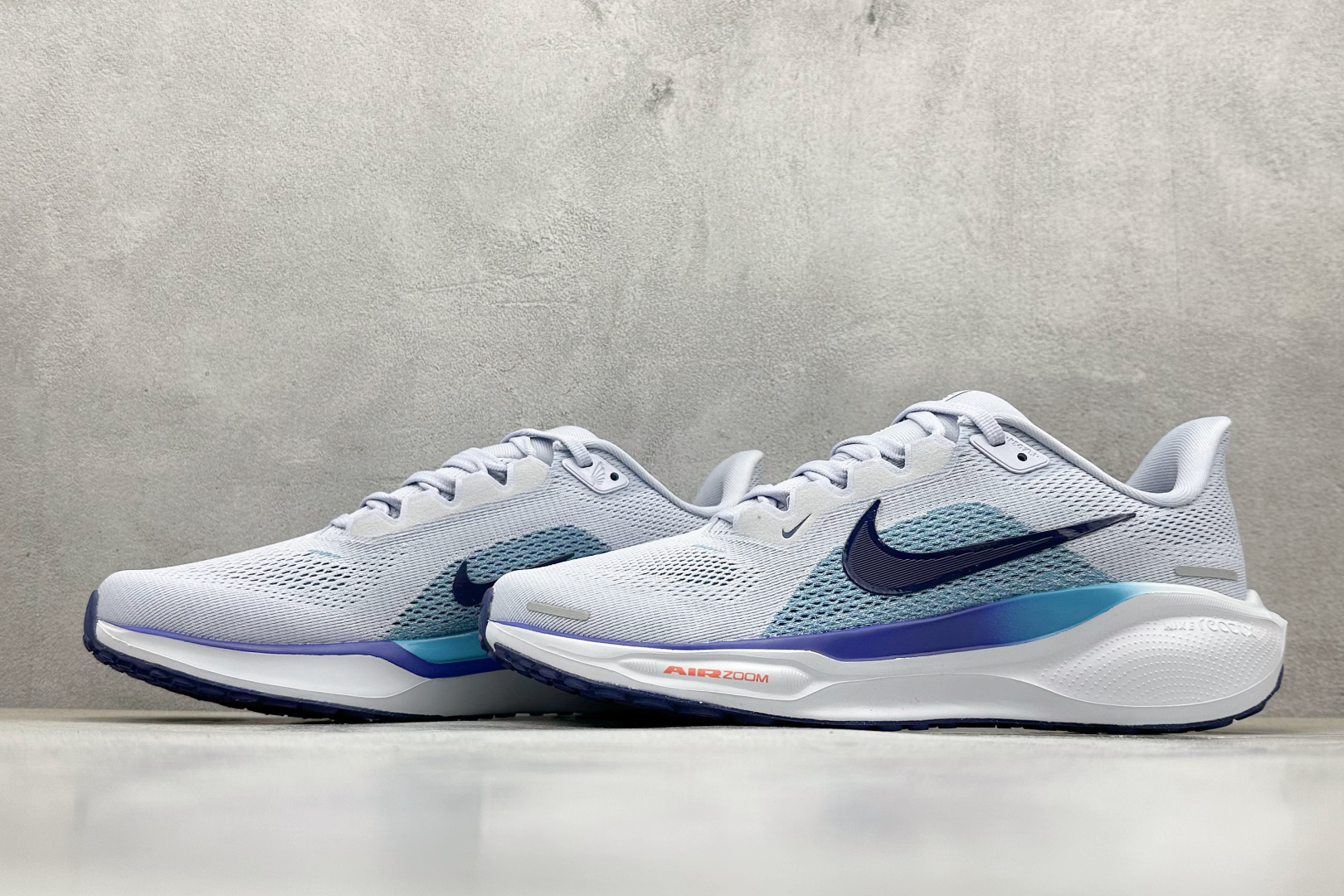  
RS版 NK Air Zoom Pegasus 41
鞋面采用外层由韧性纱线+内层网眼布的设计，在确