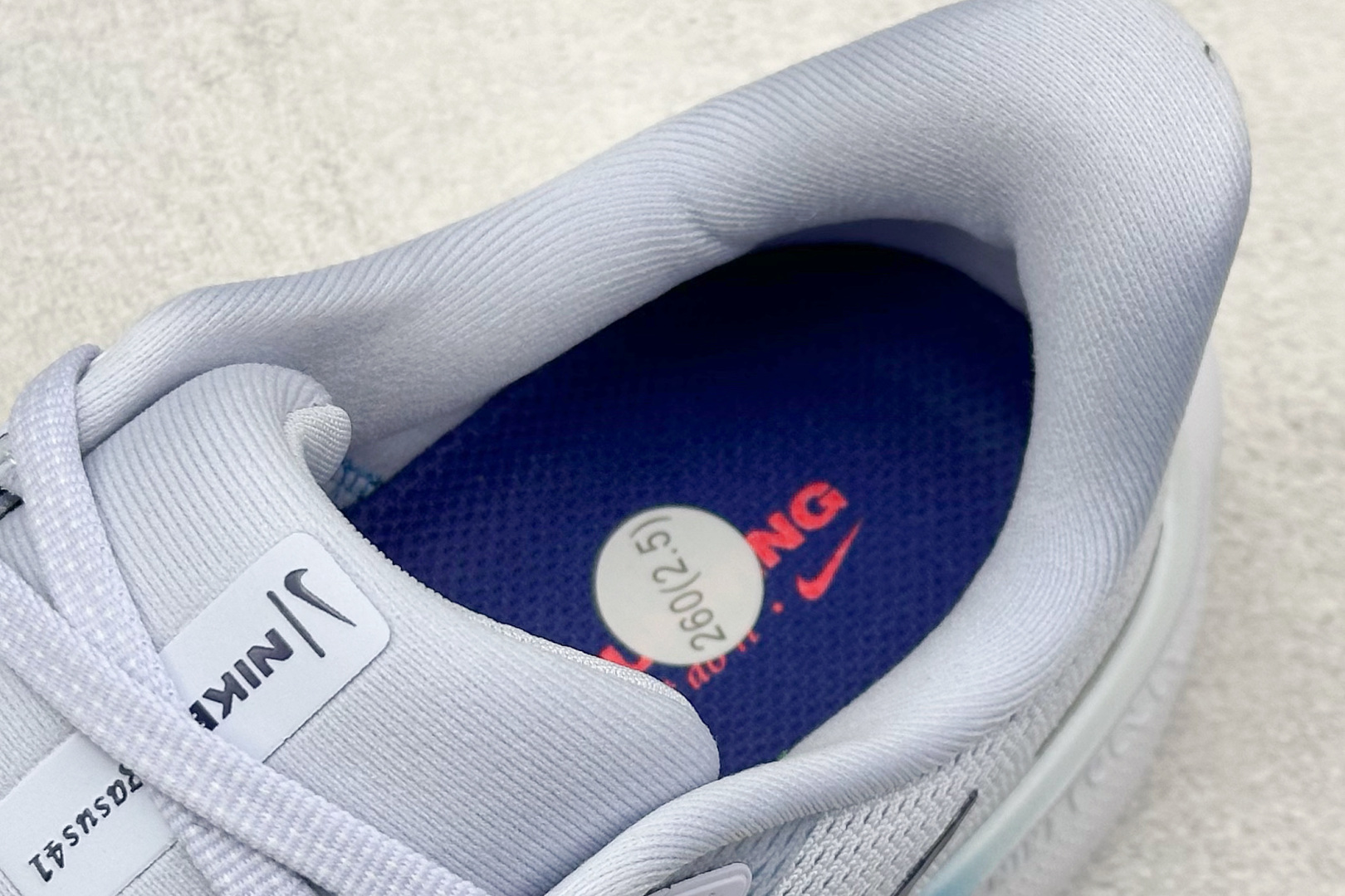  
RS版 NK Air Zoom Pegasus 41
鞋面采用外层由韧性纱线+内层网眼布的设计，在确
