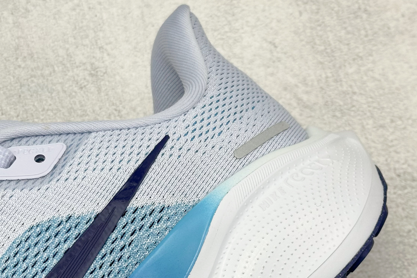  
RS版 NK Air Zoom Pegasus 41
鞋面采用外层由韧性纱线+内层网眼布的设计，在确