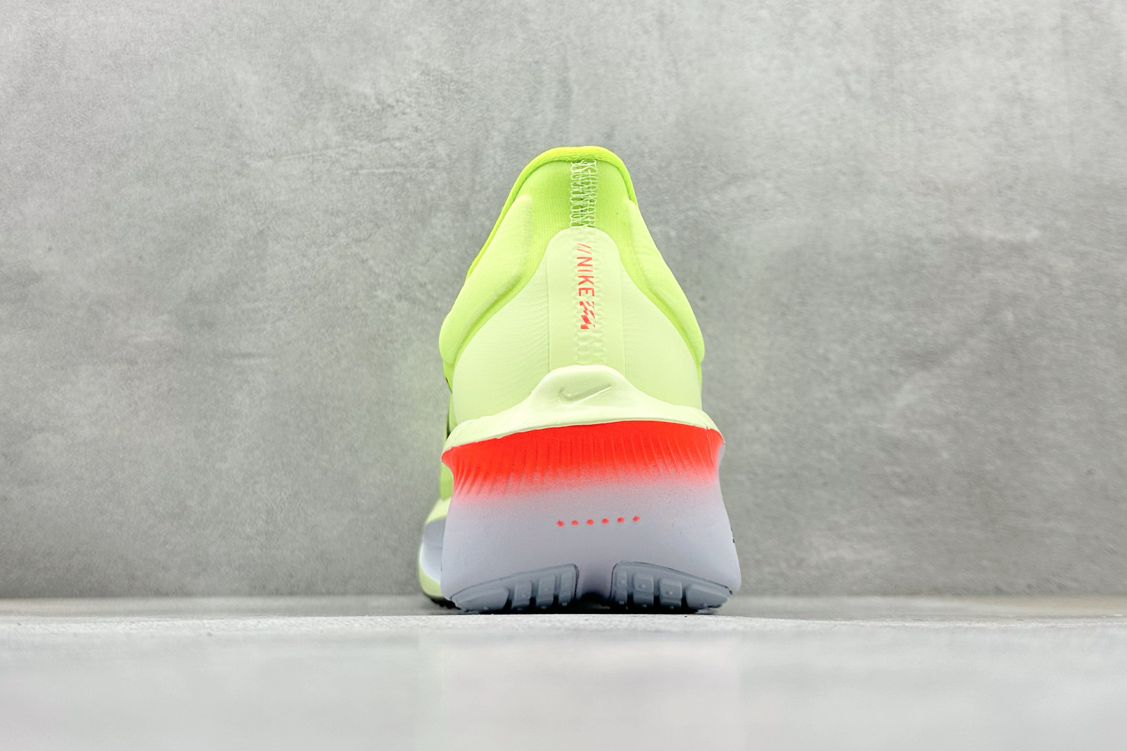  
RS版 NIKE AIR Zoom RIVAL Fly 6 超轻跑步鞋
织物减震轻盈跑步鞋 内置真碳