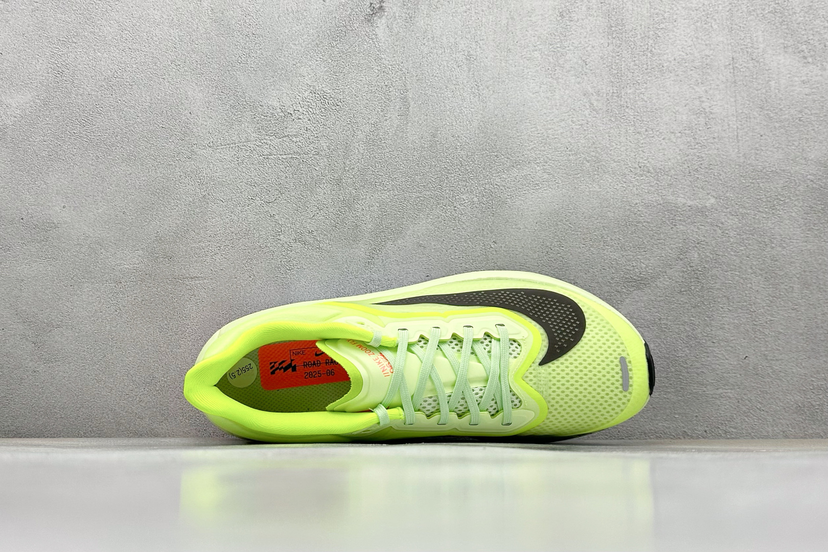  
RS版 NIKE AIR Zoom RIVAL Fly 6 超轻跑步鞋
织物减震轻盈跑步鞋 内置真碳