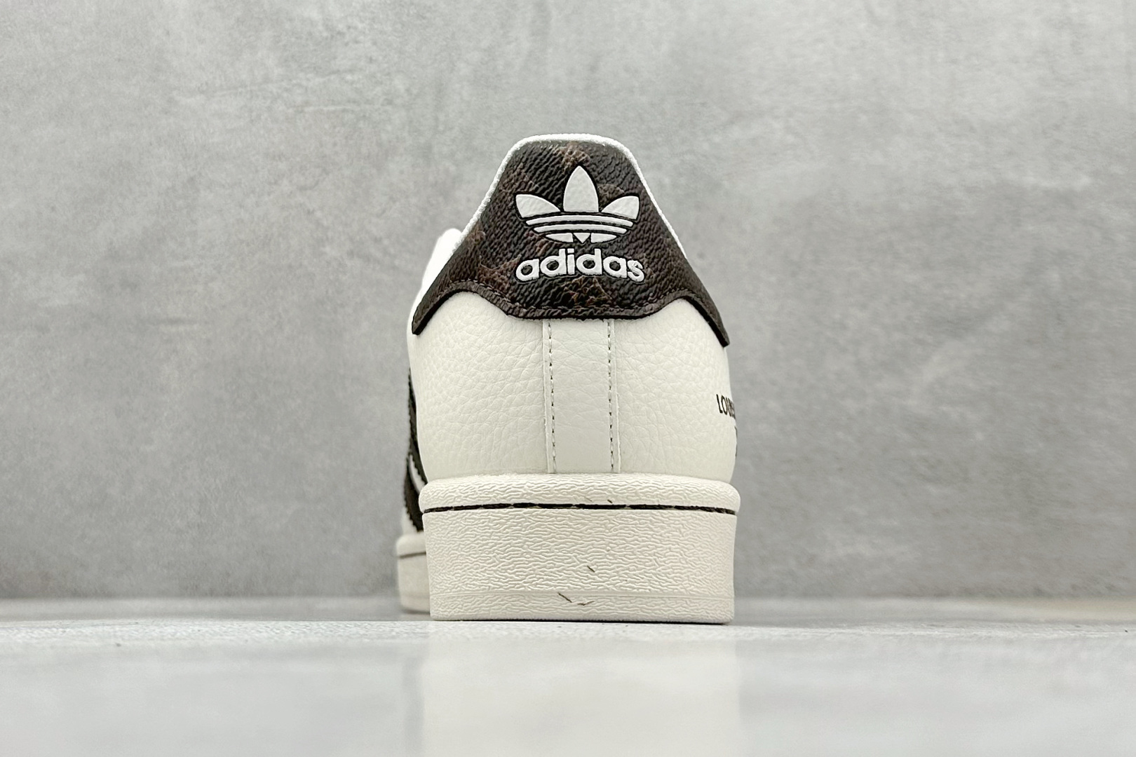  
AD Originals Superstar x Louis Vuitton 白棕
采用全新头层拼接
