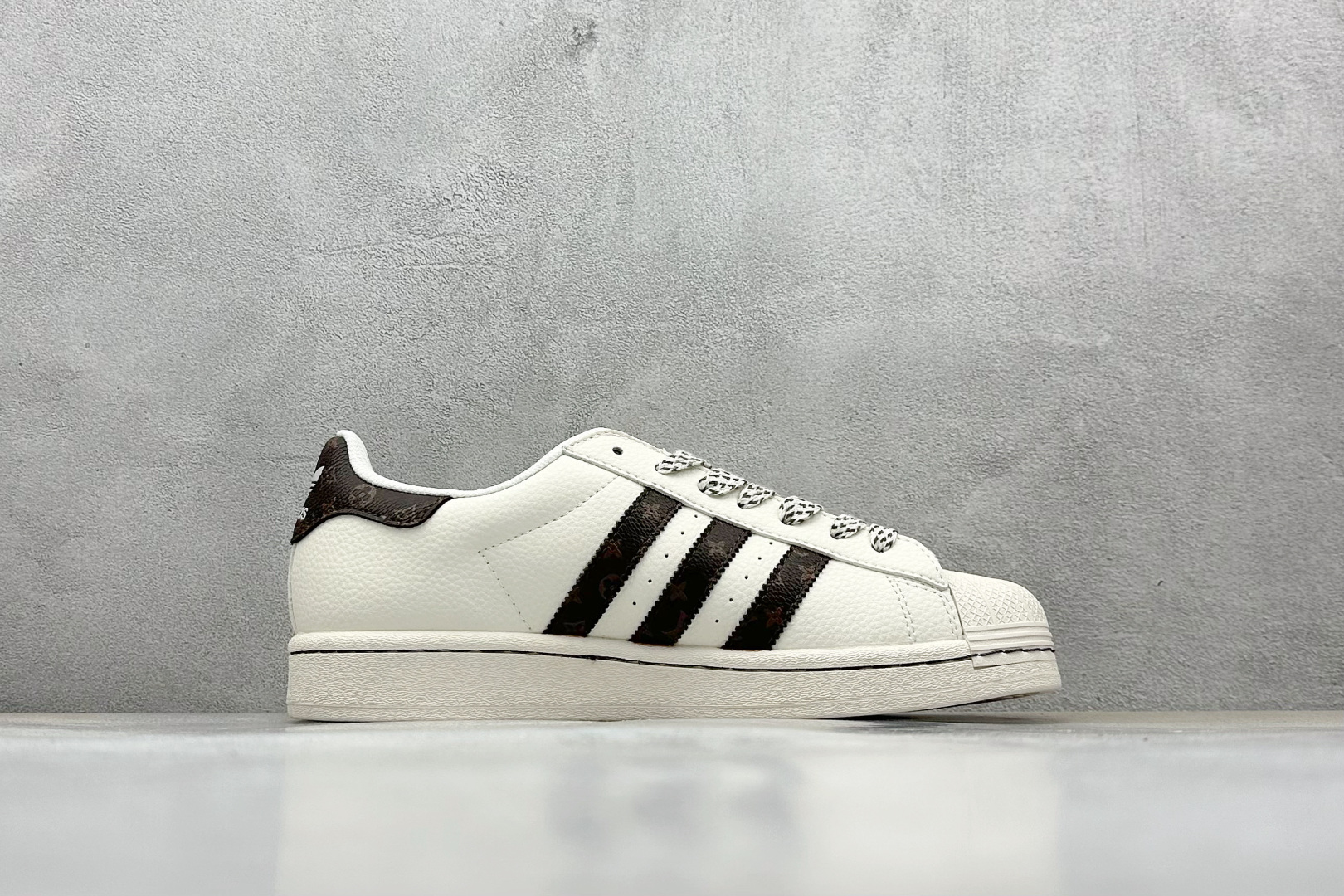  
AD Originals Superstar x Louis Vuitton 白棕
采用全新头层拼接