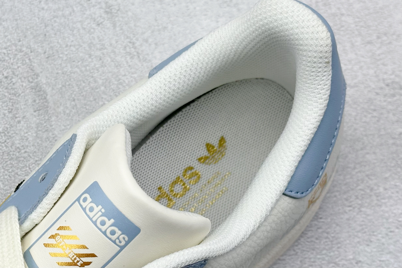  
AD Originals Superstar x OFF-WHITE 白蓝黄
采用全新头层拼接皮革材