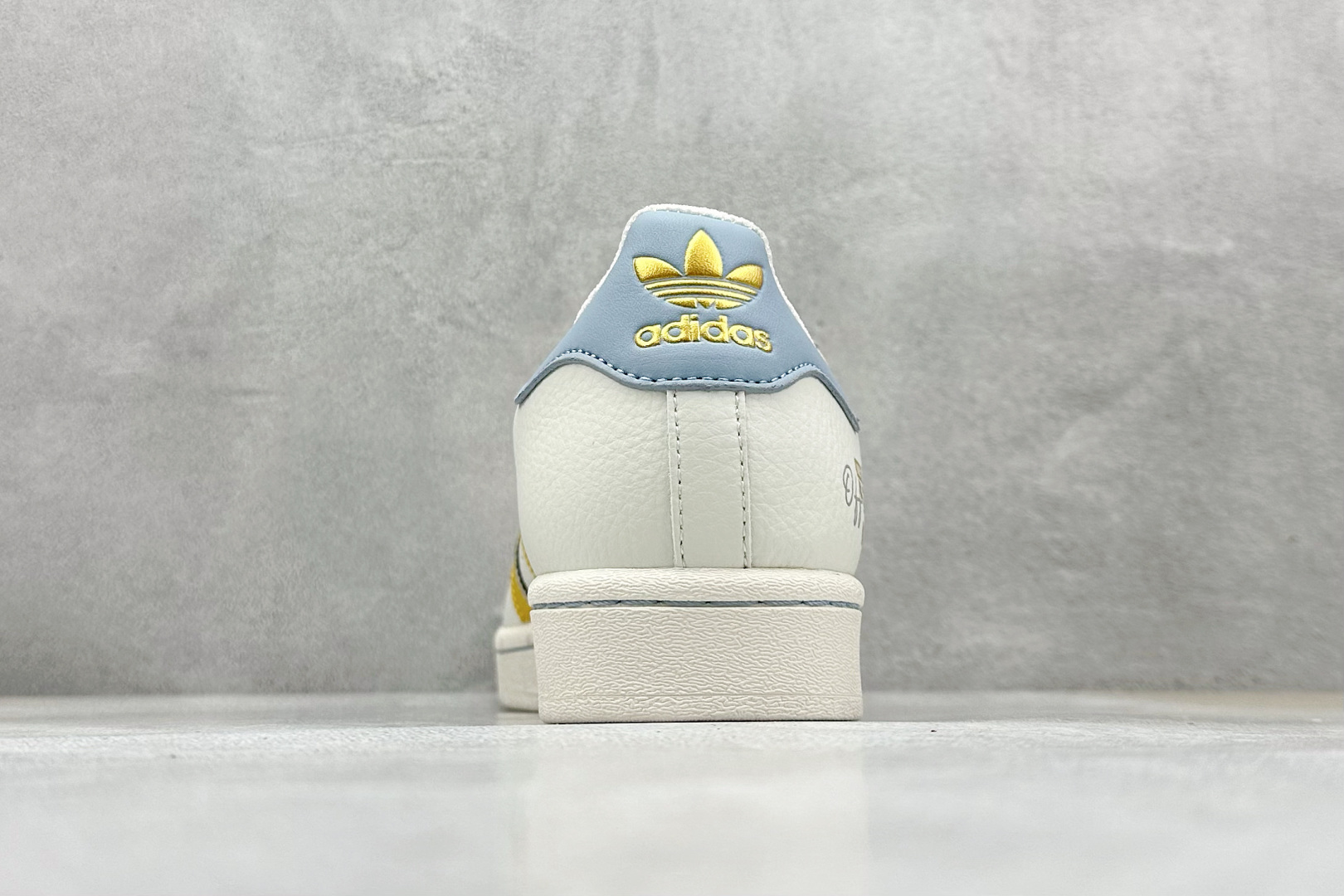  
AD Originals Superstar x OFF-WHITE 白蓝黄
采用全新头层拼接皮革材