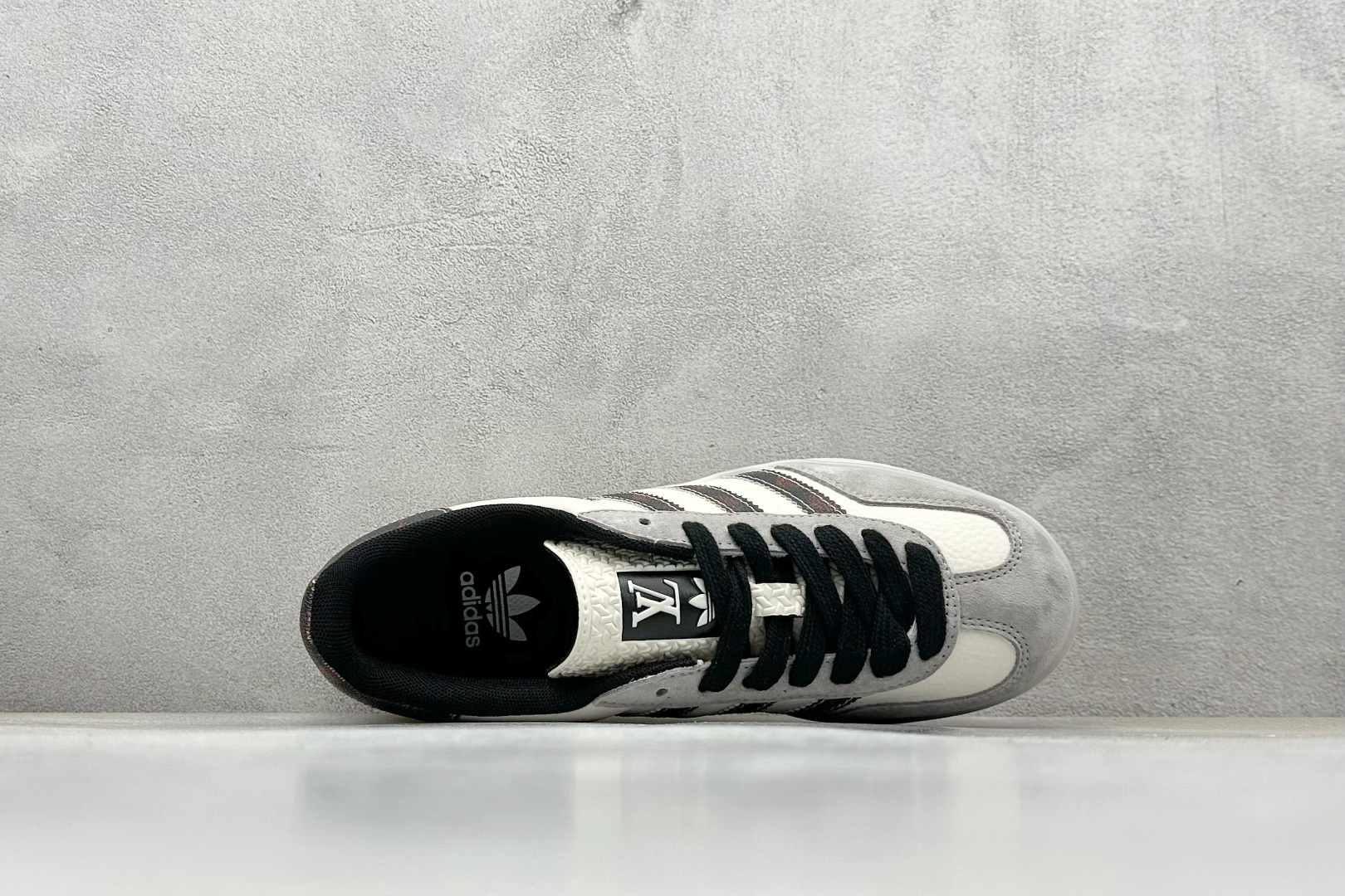 AD Originals Gazelle INdoor x Louis Vuitton 灰白黑 三叶草休闲防滑耐磨低帮板鞋 DM1234-009