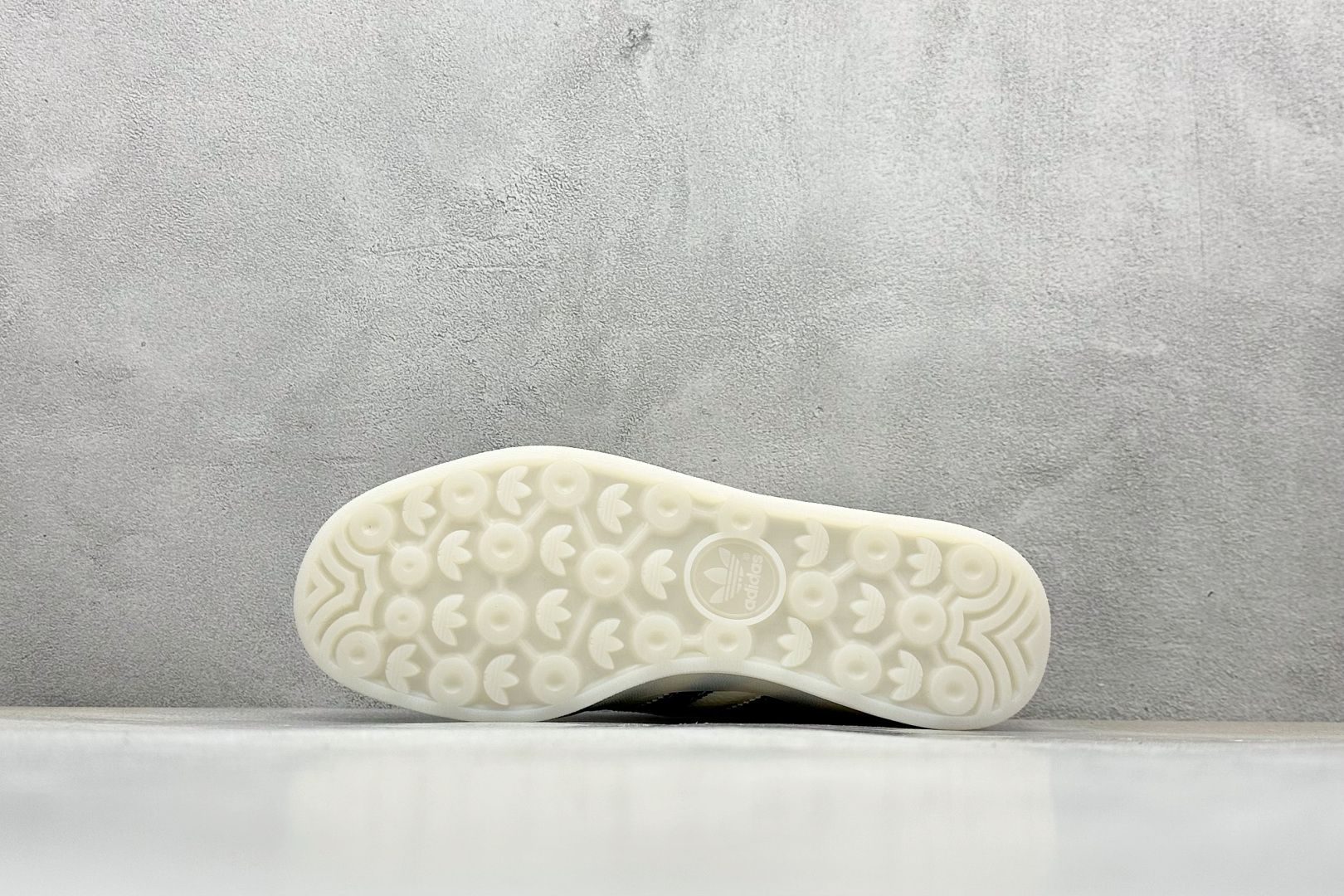 AD Originals Gazelle INdoor x Louis Vuitton 灰白黑 三叶草休闲防滑耐磨低帮板鞋 DM1234-009