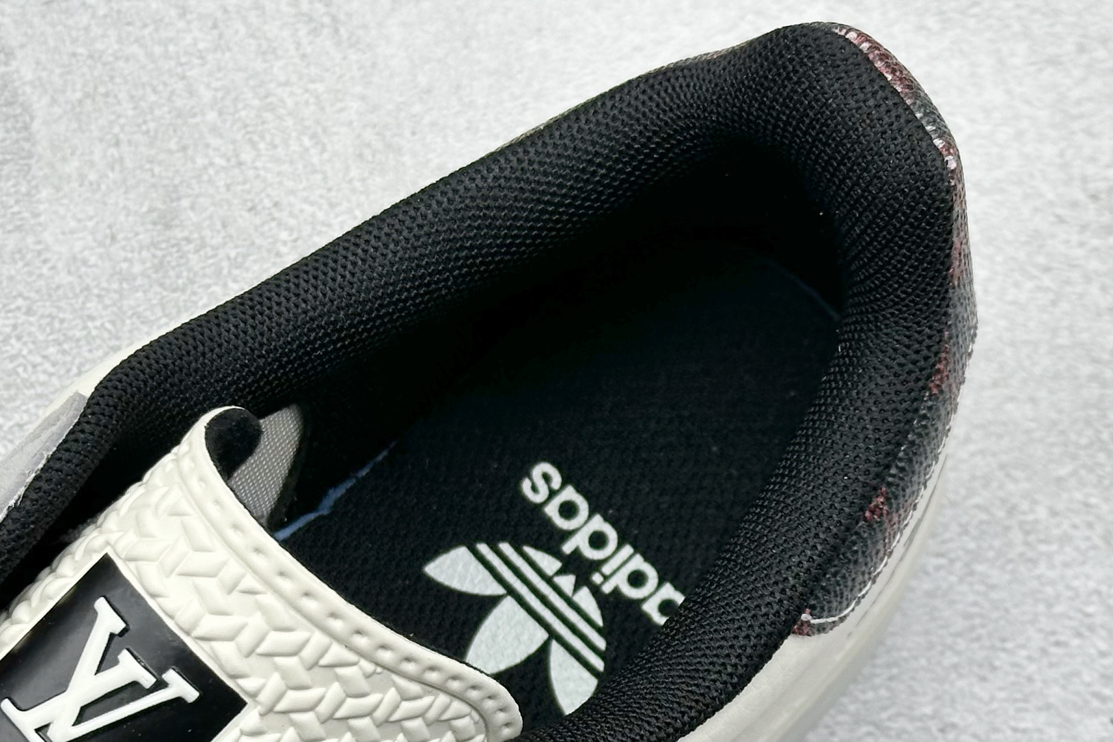 AD Originals Gazelle INdoor x Louis Vuitton 灰白黑 三叶草休闲防滑耐磨低帮板鞋 DM1234-009