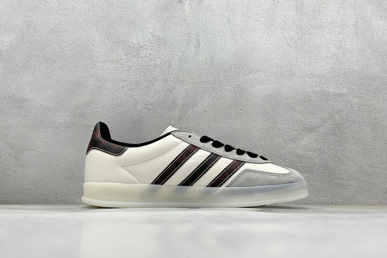 AD Originals Gazelle INdoor x Louis Vuitton 灰白黑 三叶草休闲防滑耐磨低帮板鞋 DM1234-009