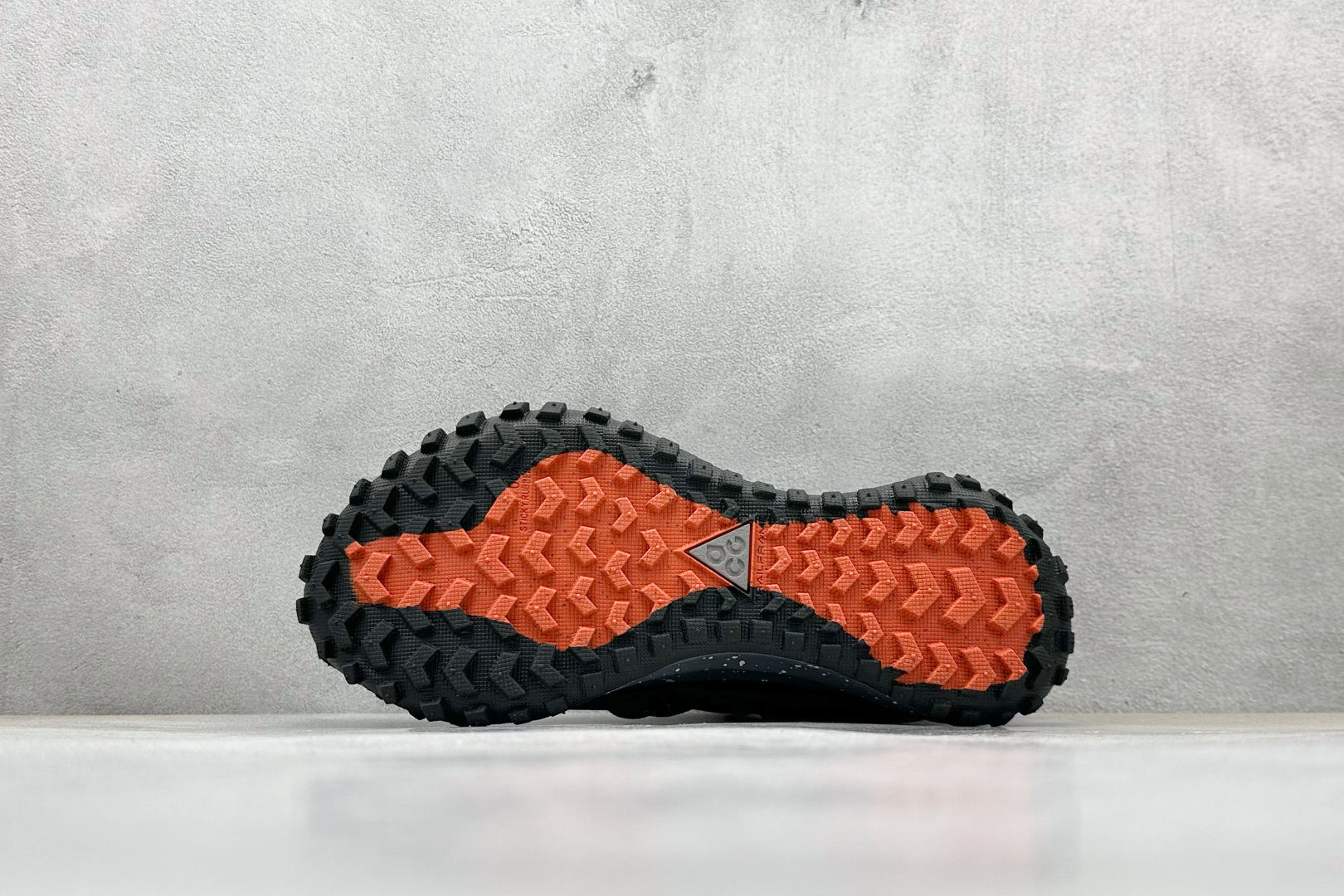 ACG MOUNTAIN LOW GTX SE 复古潮流户外登山鞋防水慢跑鞋
全新来袭 该款沿袭前