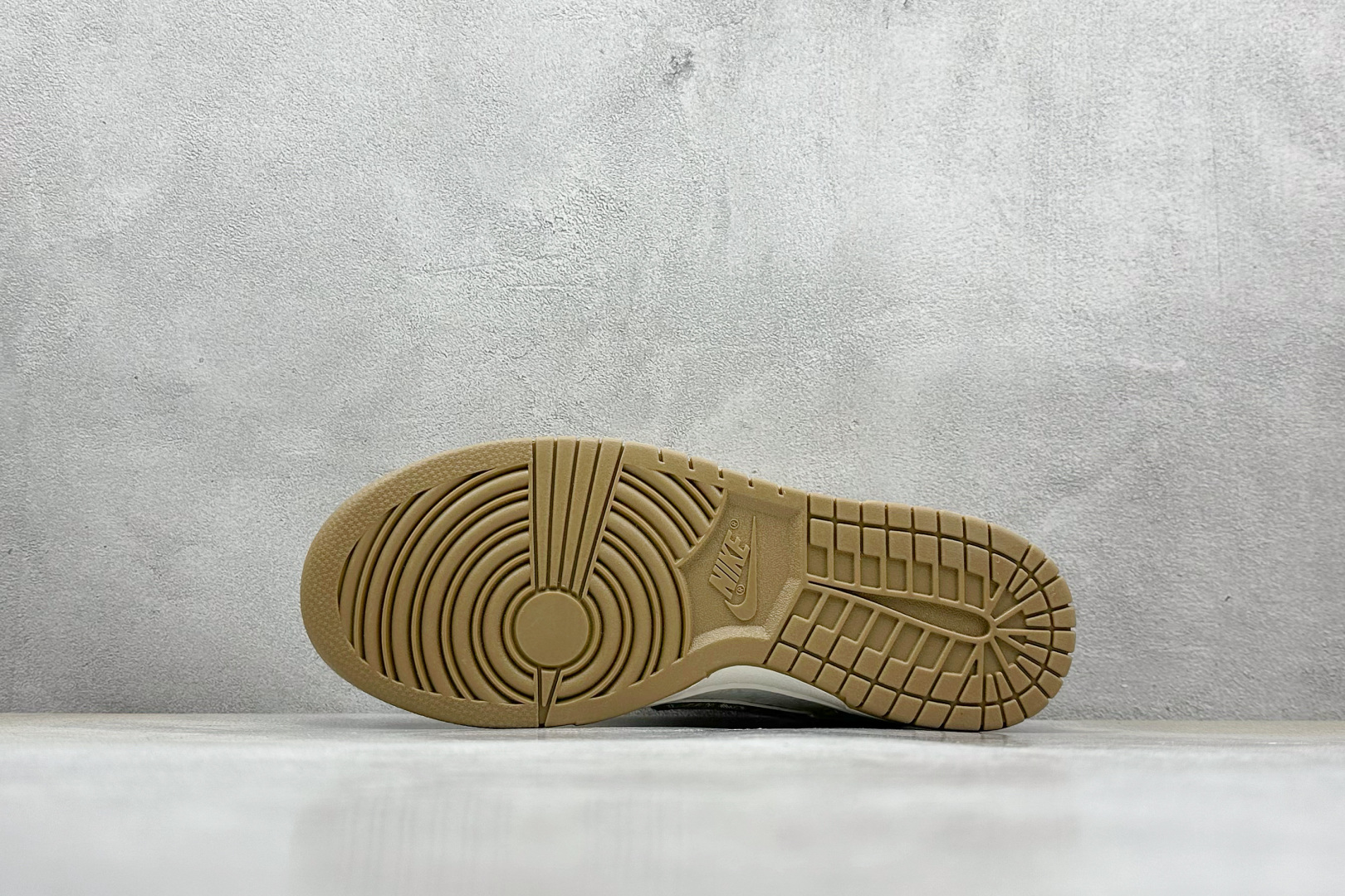 SC版 Nike SB Dunk Low LV联名 卡其灰 周年高端定制 低帮休闲板鞋 SC9772-810