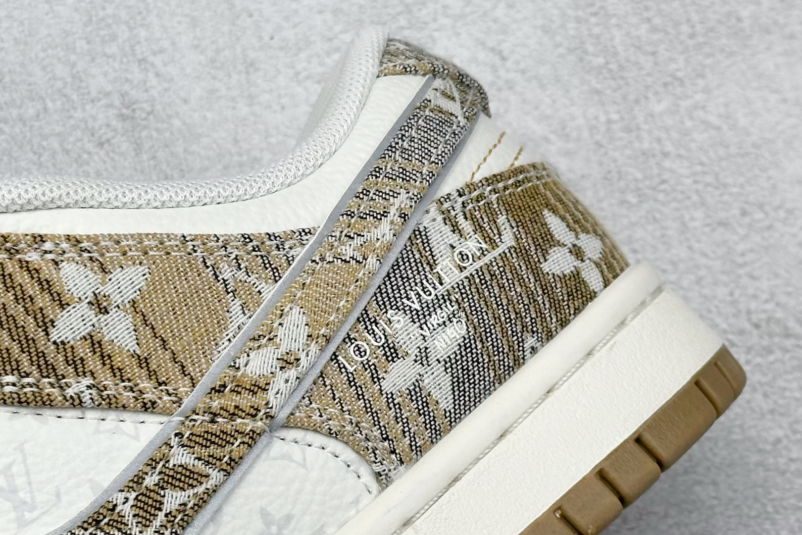 SC版 Nike SB Dunk Low LV联名 卡其灰 周年高端定制 低帮休闲板鞋 SC9772-810