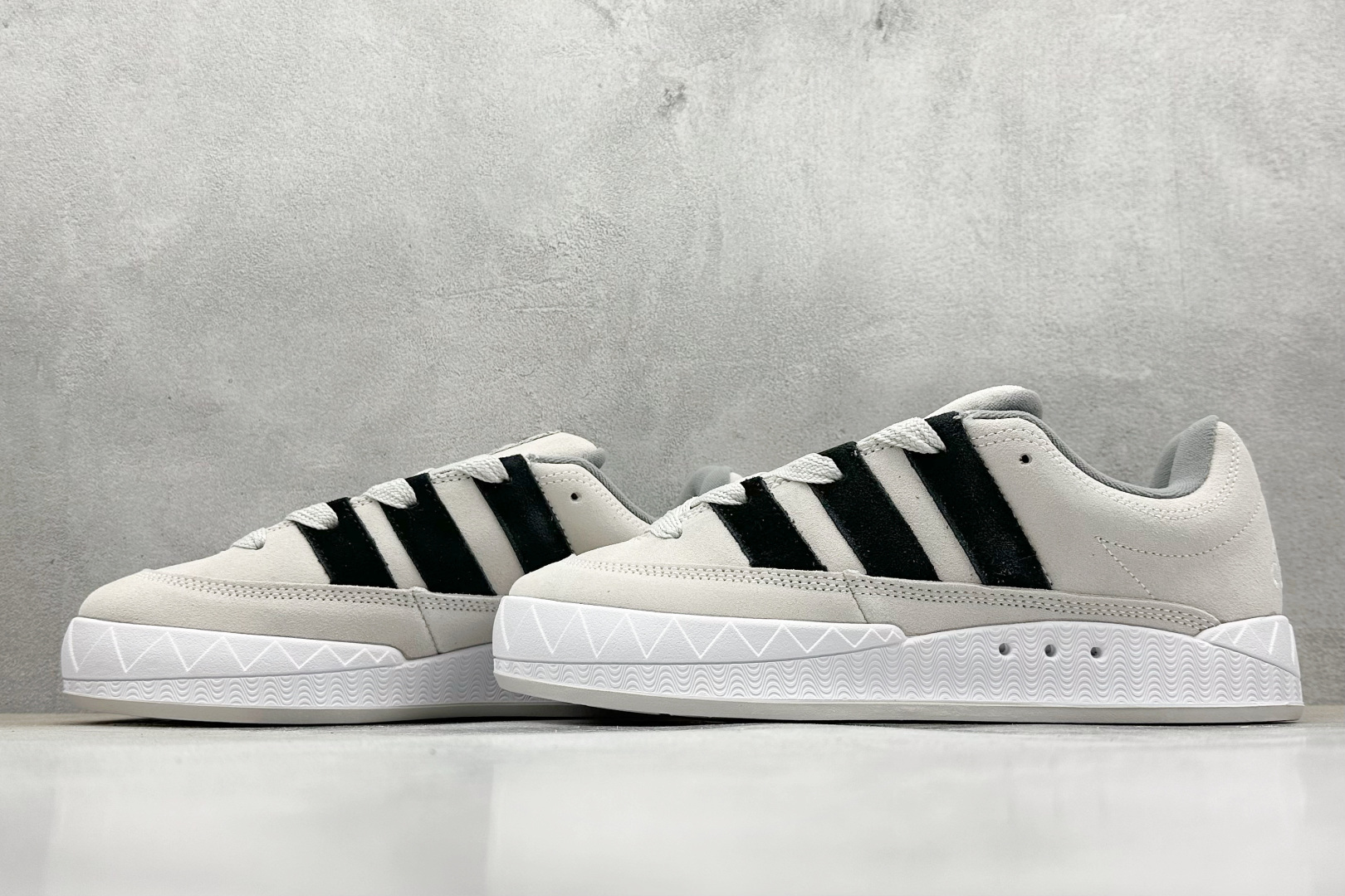 TG版 Adidas Adimatic Low 马蒂奇系列低帮 复古鲨鱼面包鞋运动休闲滑板板鞋 ID8266