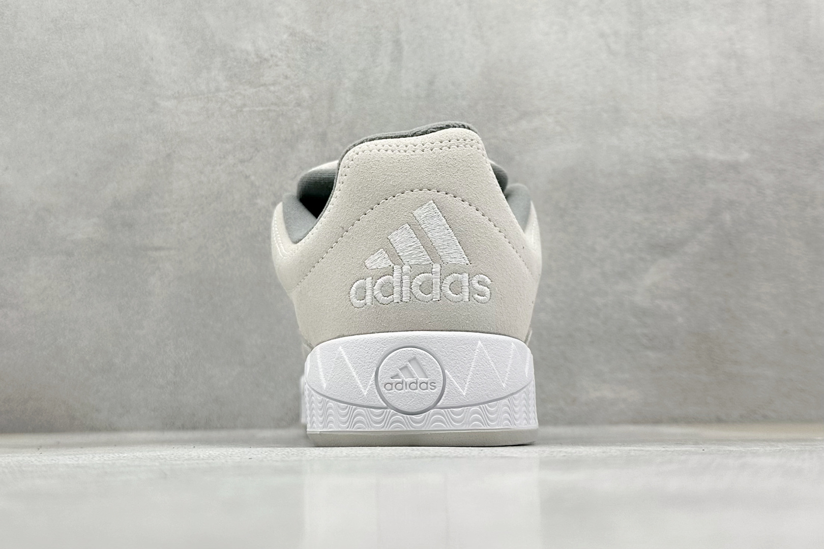 TG版 Adidas Adimatic Low 马蒂奇系列低帮 复古鲨鱼面包鞋运动休闲滑板板鞋 ID8266
