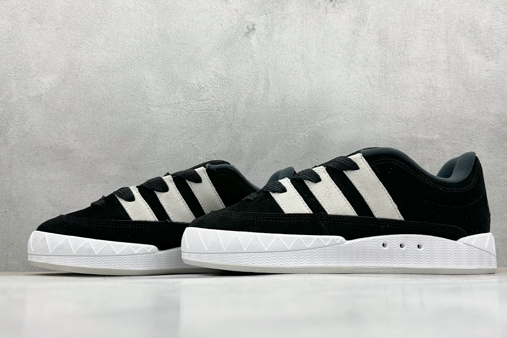 TG版 Adidas Adimatic Low 马蒂奇系列低帮 复古鲨鱼面包鞋运动休闲滑板板鞋 ID8265