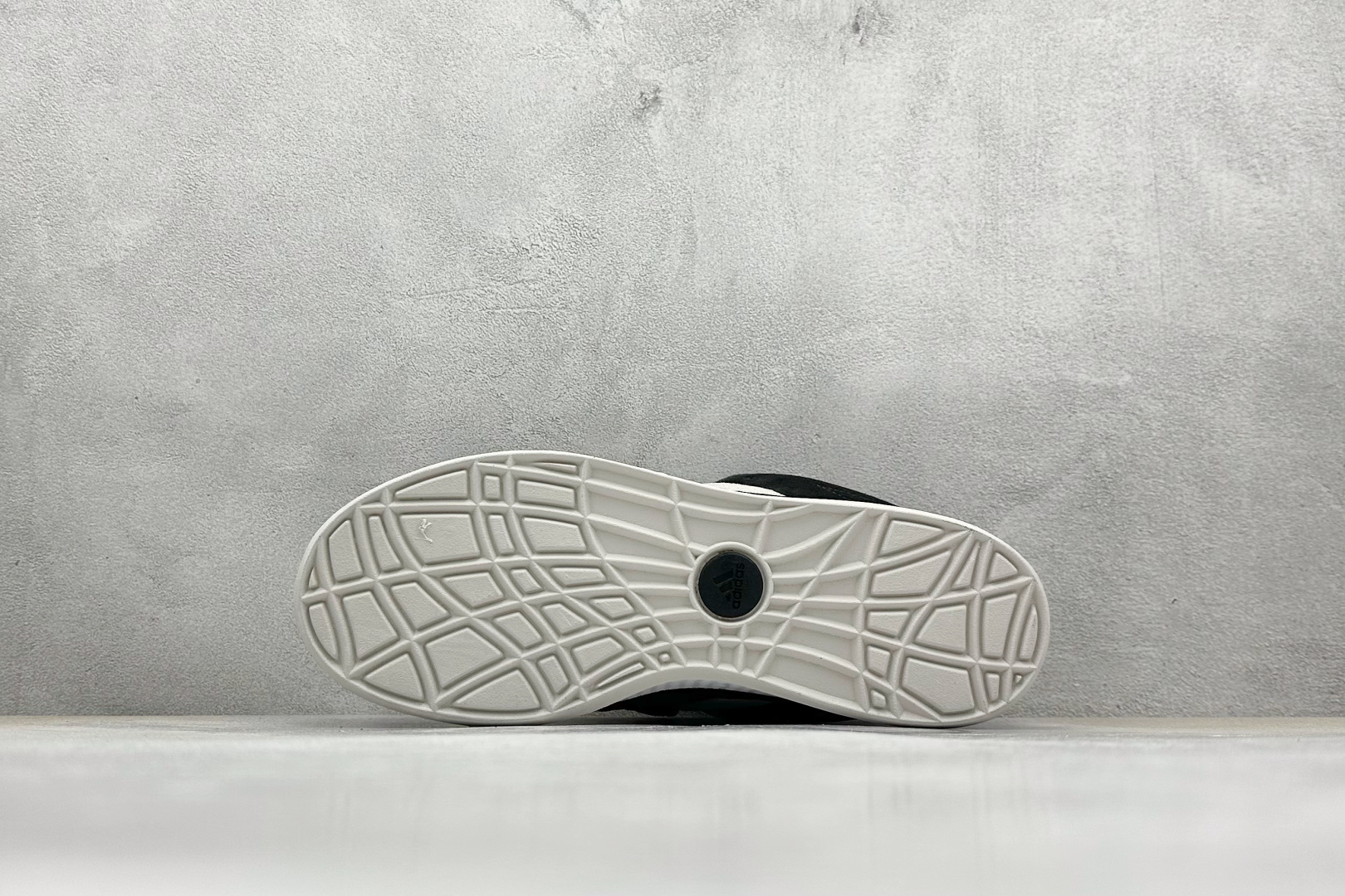 TG版 Adidas Adimatic Low 马蒂奇系列低帮 复古鲨鱼面包鞋运动休闲滑板板鞋 ID8265