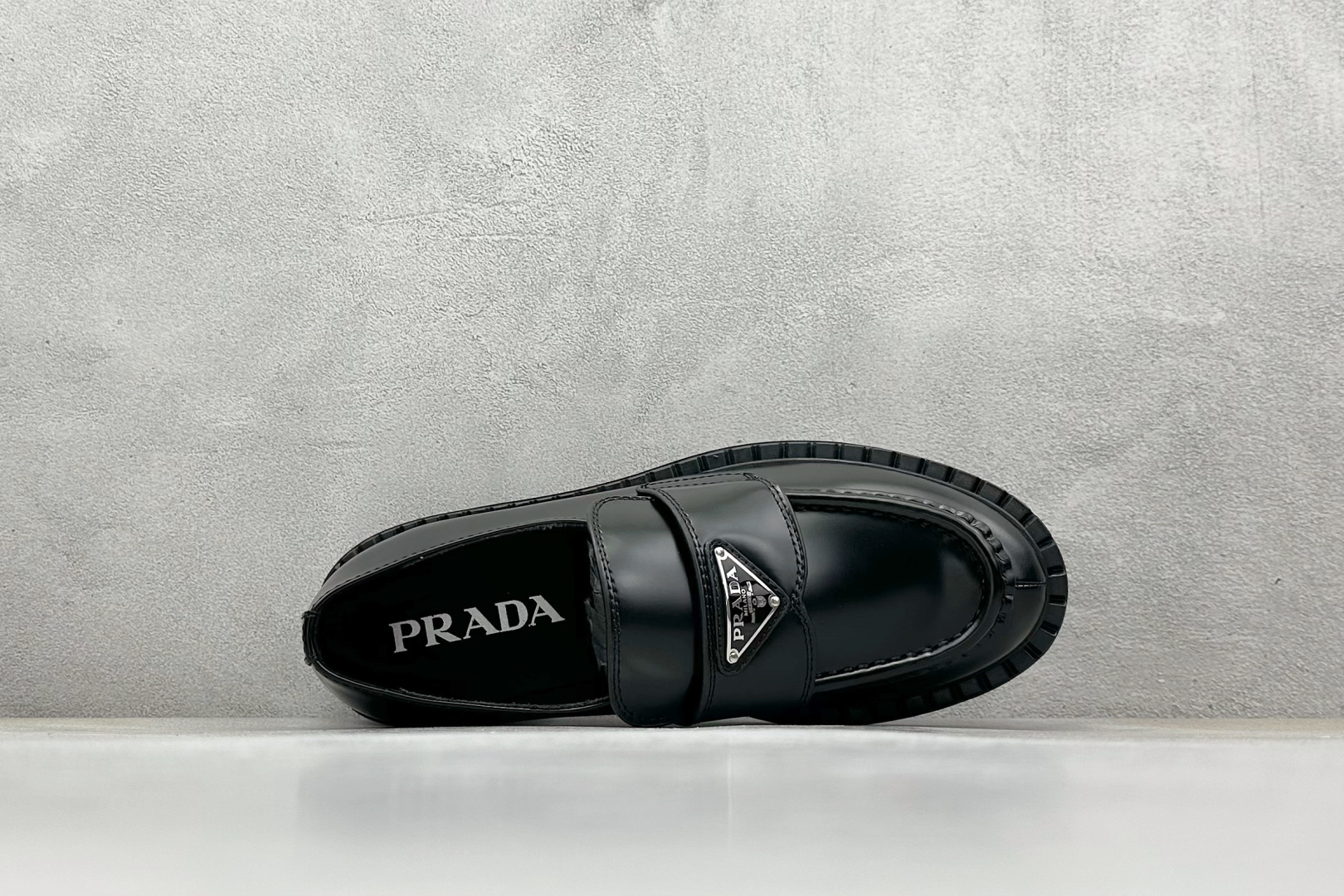 PRADA 普拉达 低帮休闲鞋 橡胶发泡大底 轻便防滑耐磨 脚感舒适 款式耐看做工精细 配以简洁利落的鞋楦