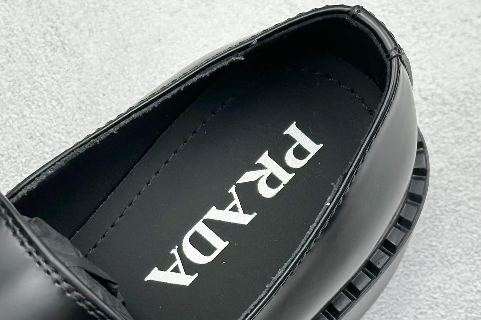 PRADA 普拉达 低帮休闲鞋 橡胶发泡大底 轻便防滑耐磨 脚感舒适 款式耐看做工精细 配以简洁利落的鞋楦