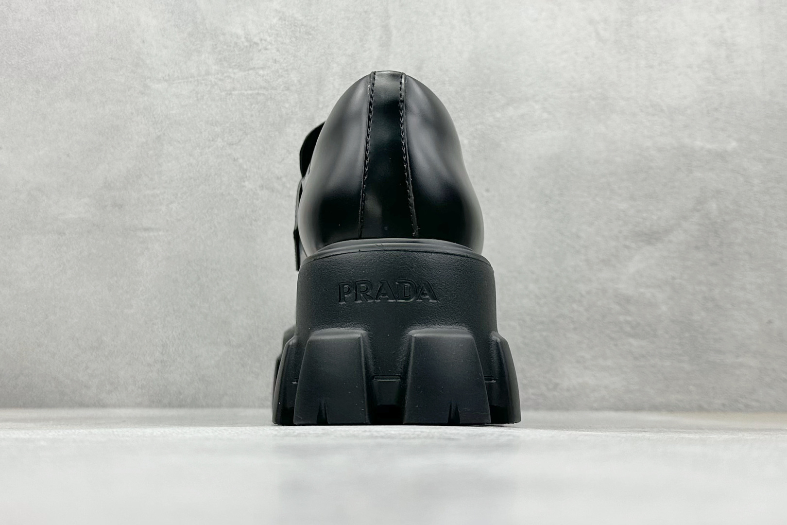 PRADA 普拉达 低帮休闲鞋 橡胶发泡大底 轻便防滑耐磨 脚感舒适