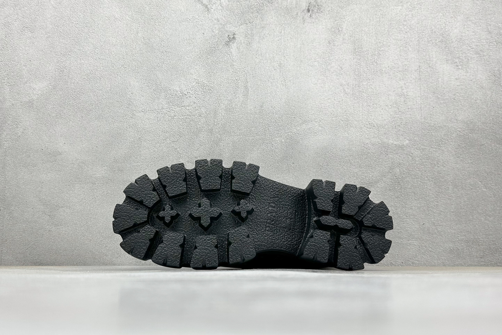 PRADA 普拉达 低帮休闲鞋 橡胶发泡大底 轻便防滑耐磨 脚感舒适