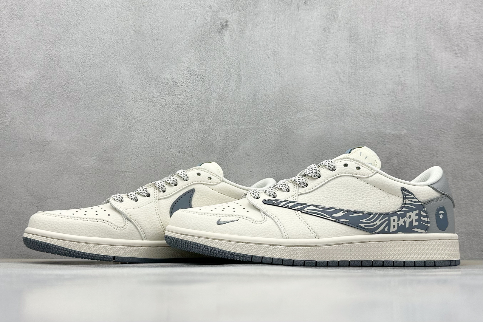 Travis Scott x Nike Air Jordan 1 Low x BAPE Air Jordan 1 Low 反转白灰小勾倒钩 HS8068-002
