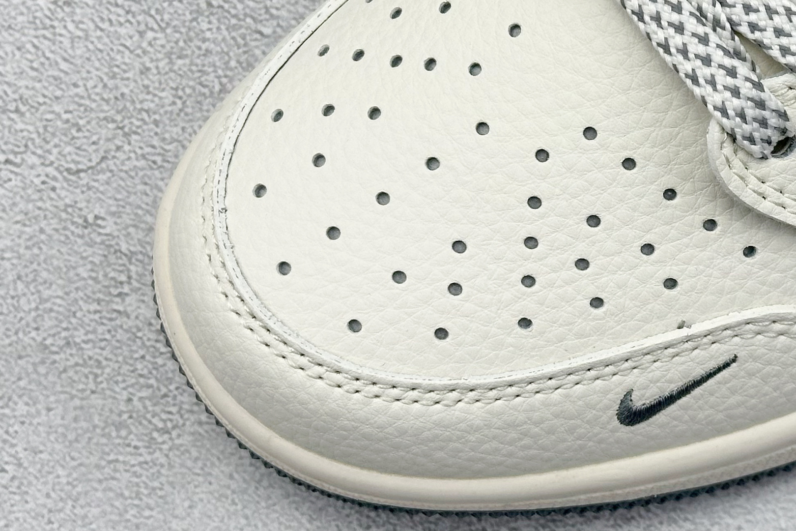 Travis Scott x Nike Air Jordan 1 Low x BAPE Air Jordan 1 Low 反转白灰小勾倒钩 HS8068-002