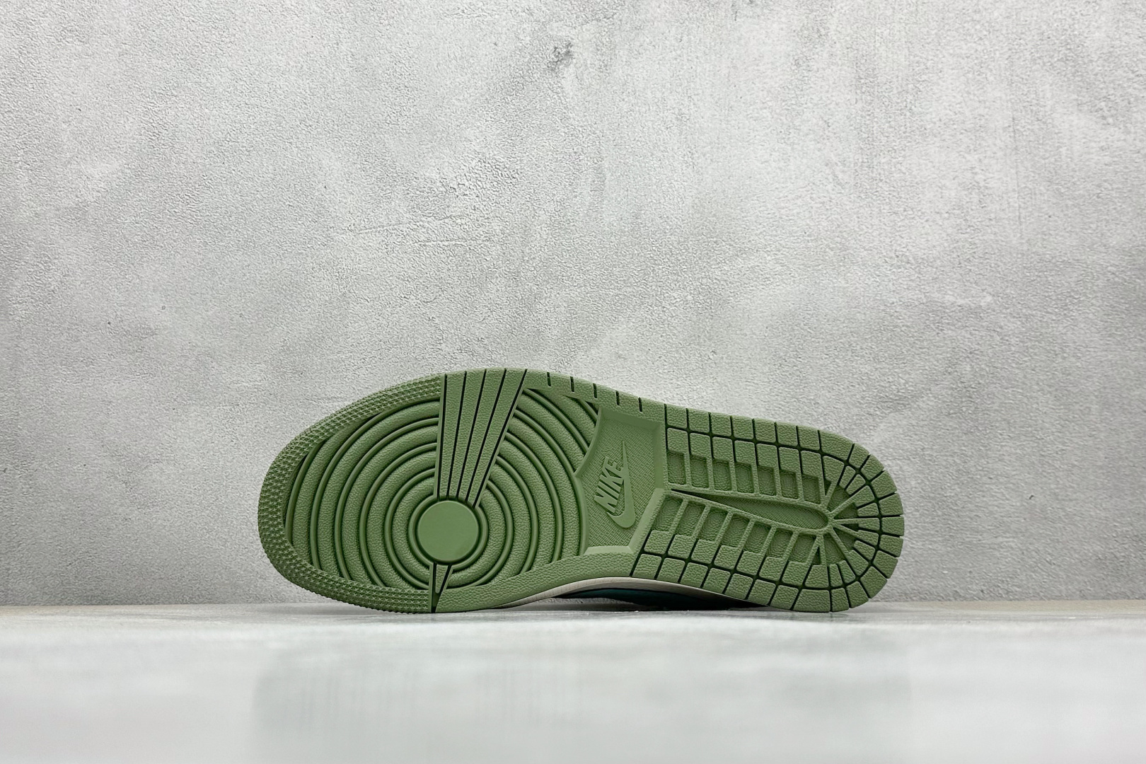 Travis Scott x Nike Air Jordan 1 Low Air Jordan 1 Low 反转白绿倒钩 HS8068-003