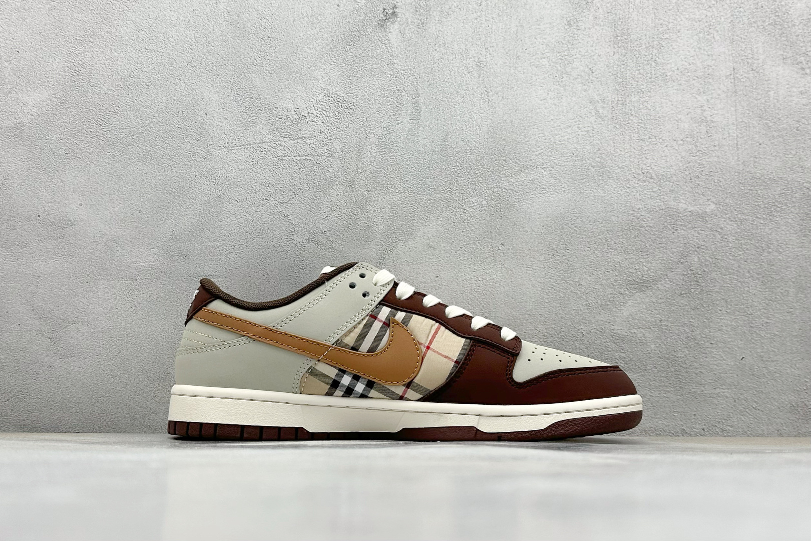 Nike SB Dunk Low x BURBERRY 棕灰小勾 XD1588-217