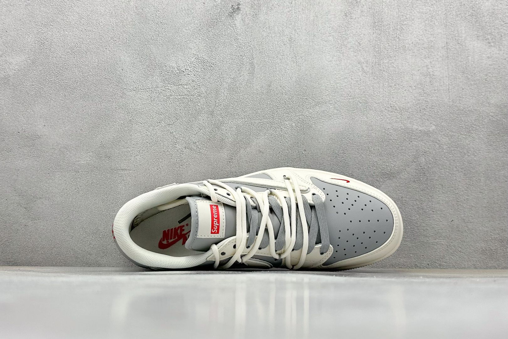Travis Scott x Nike Air Jordan 1 Low x Supreme 三方联名 Air Jordan 1 Low 反转米灰红绑带倒钩 SJ0086-137