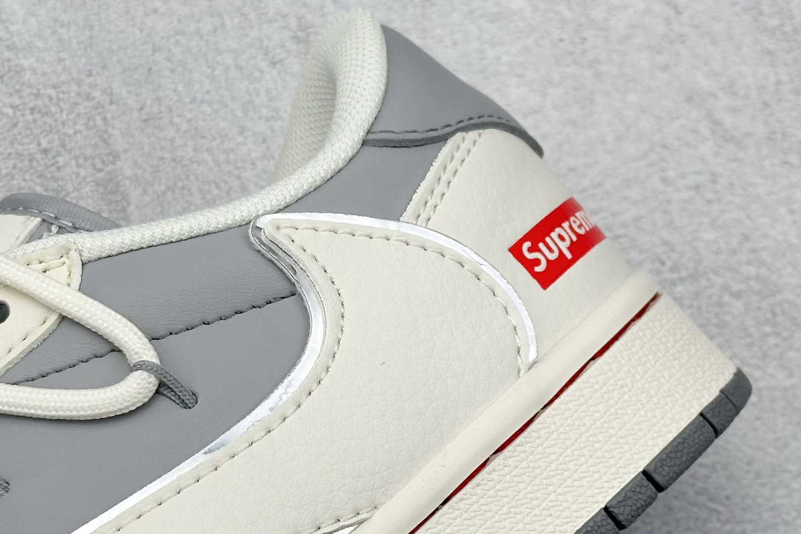 Travis Scott x Nike Air Jordan 1 Low x Supreme 三方联名 Air Jordan 1 Low 反转米灰红绑带倒钩 SJ0086-137