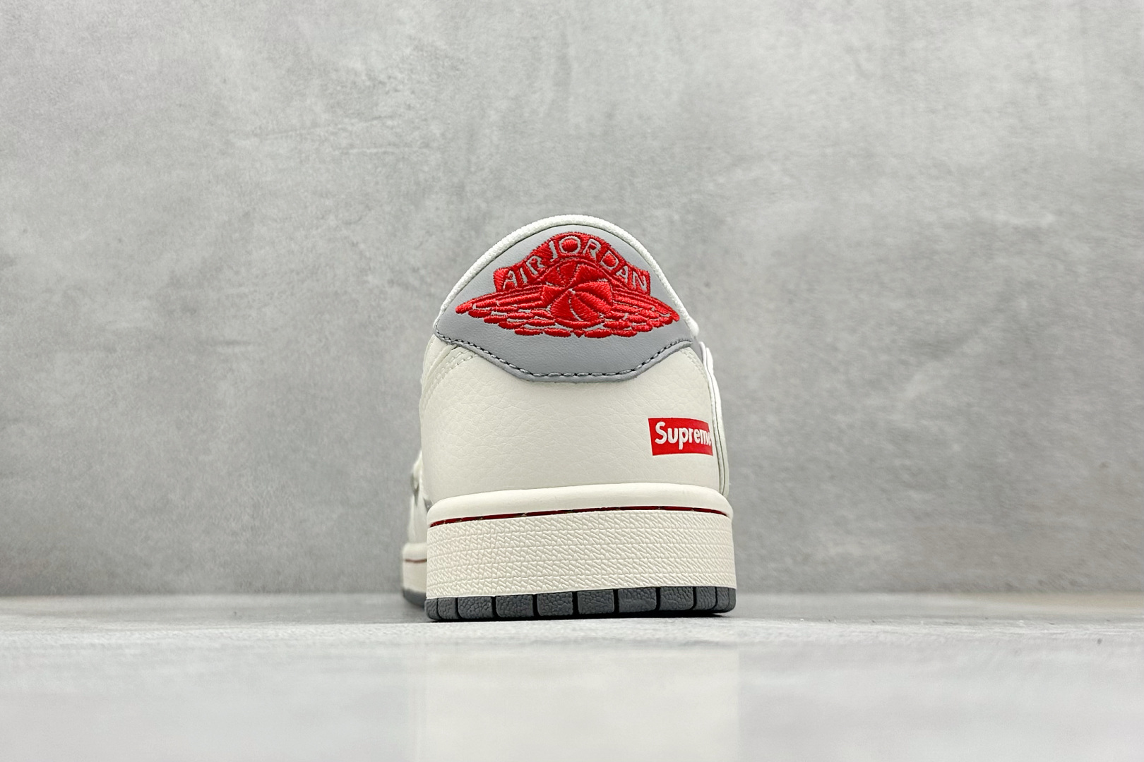 Travis Scott x Nike Air Jordan 1 Low x Supreme 三方联名 Air Jordan 1 Low 反转米灰红绑带倒钩 SJ0086-137
