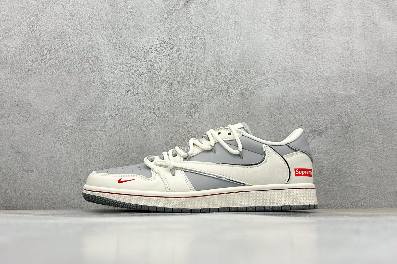 Travis Scott x Nike Air Jordan 1 Low x Supreme 三方联名 Air Jordan 1 Low 反转米灰红绑带倒钩 SJ0086-137