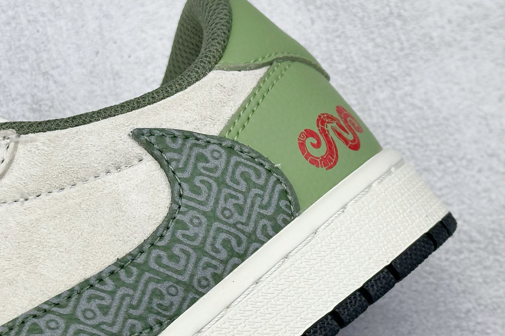 240 Travis Scott x Nike Air Jordan 1 Low x Supreme 蛇年限定 Air Jordan 1 Low 反转米绿小钩倒钩 DM7866-075