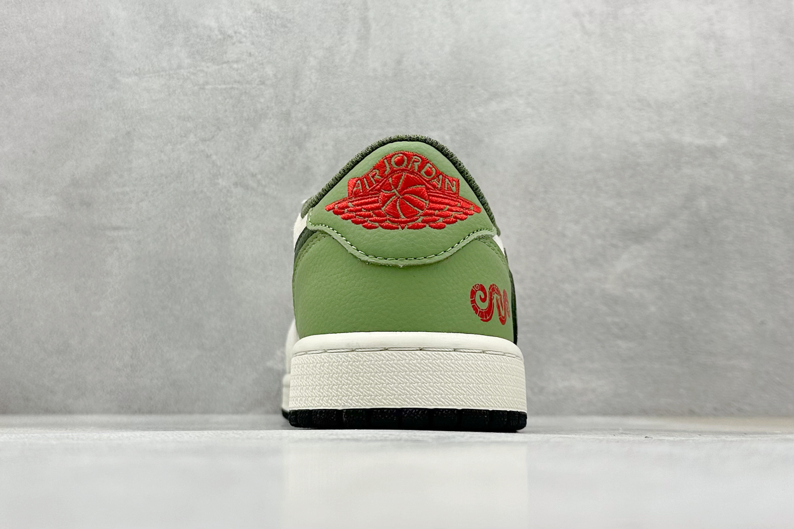 240 Travis Scott x Nike Air Jordan 1 Low x Supreme 蛇年限定 Air Jordan 1 Low 反转米绿小钩倒钩 DM7866-075