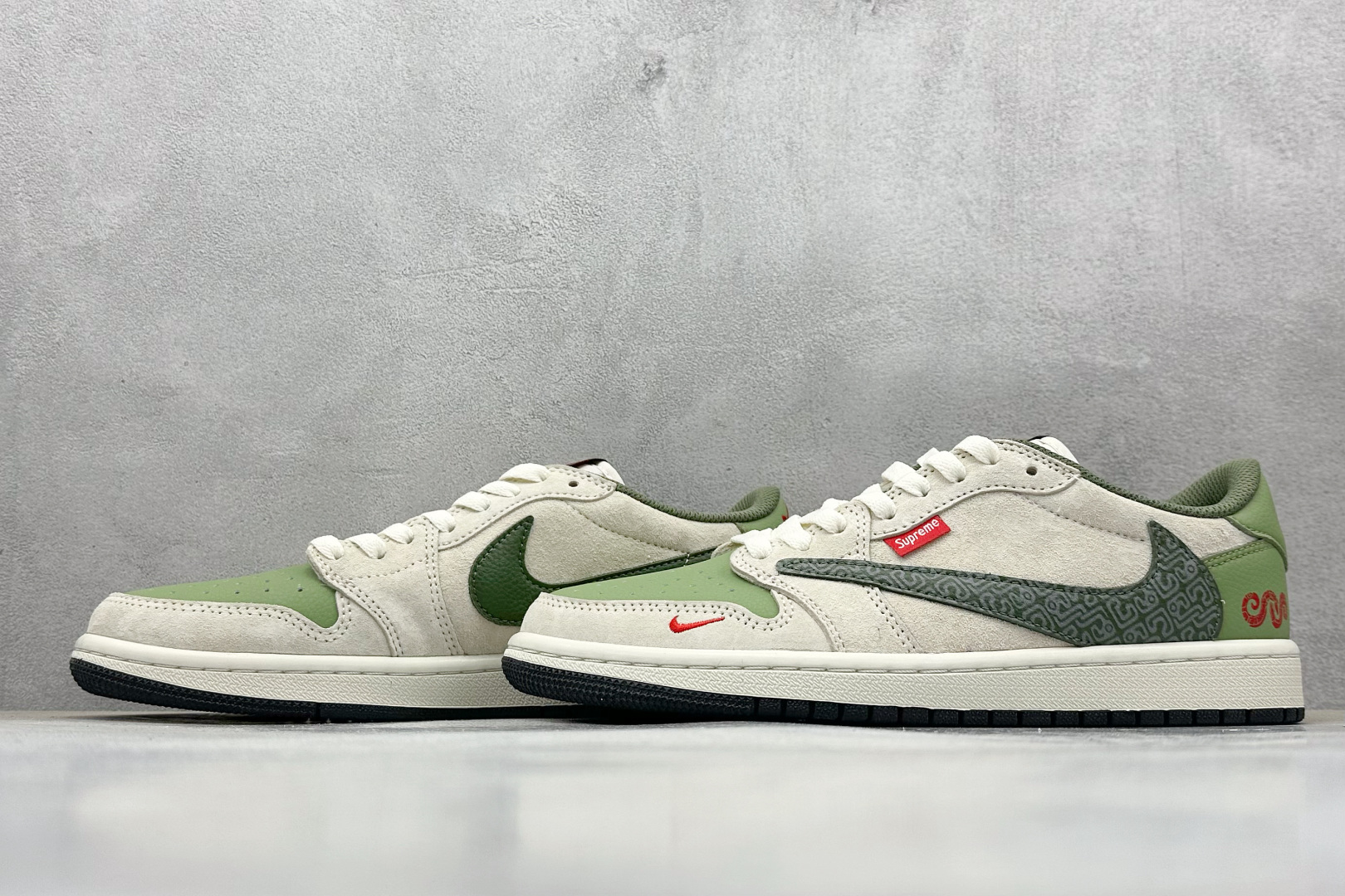 240 Travis Scott x Nike Air Jordan 1 Low x Supreme 蛇年限定 Air Jordan 1 Low 反转米绿小钩倒钩 DM7866-075