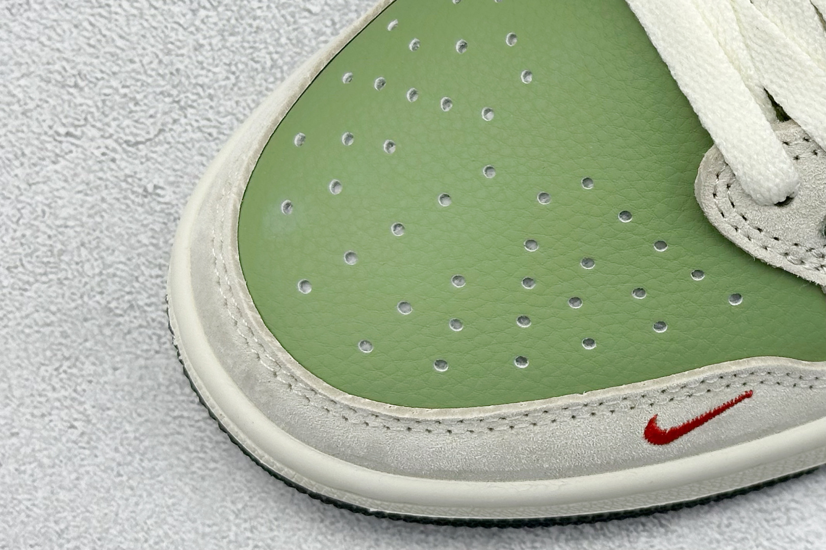 240 Travis Scott x Nike Air Jordan 1 Low x Supreme 蛇年限定 Air Jordan 1 Low 反转米绿小钩倒钩 DM7866-075