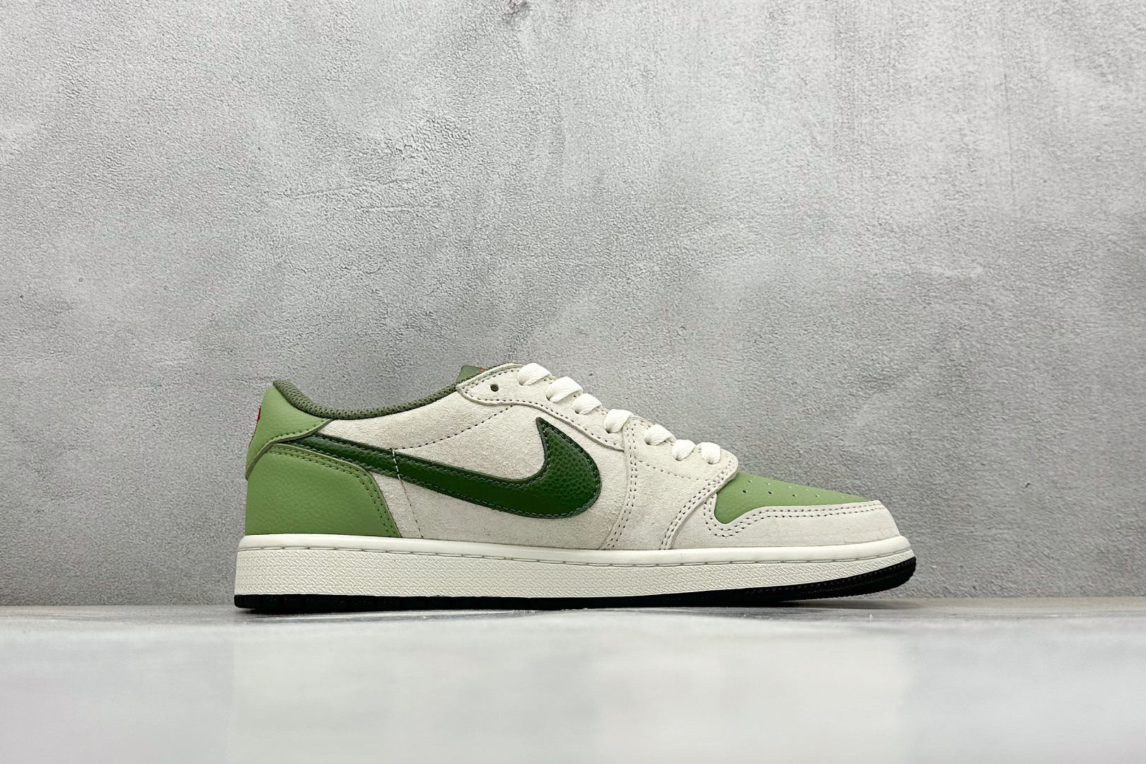 240 Travis Scott x Nike Air Jordan 1 Low x Supreme 蛇年限定 Air Jordan 1 Low 反转米绿小钩倒钩 DM7866-075