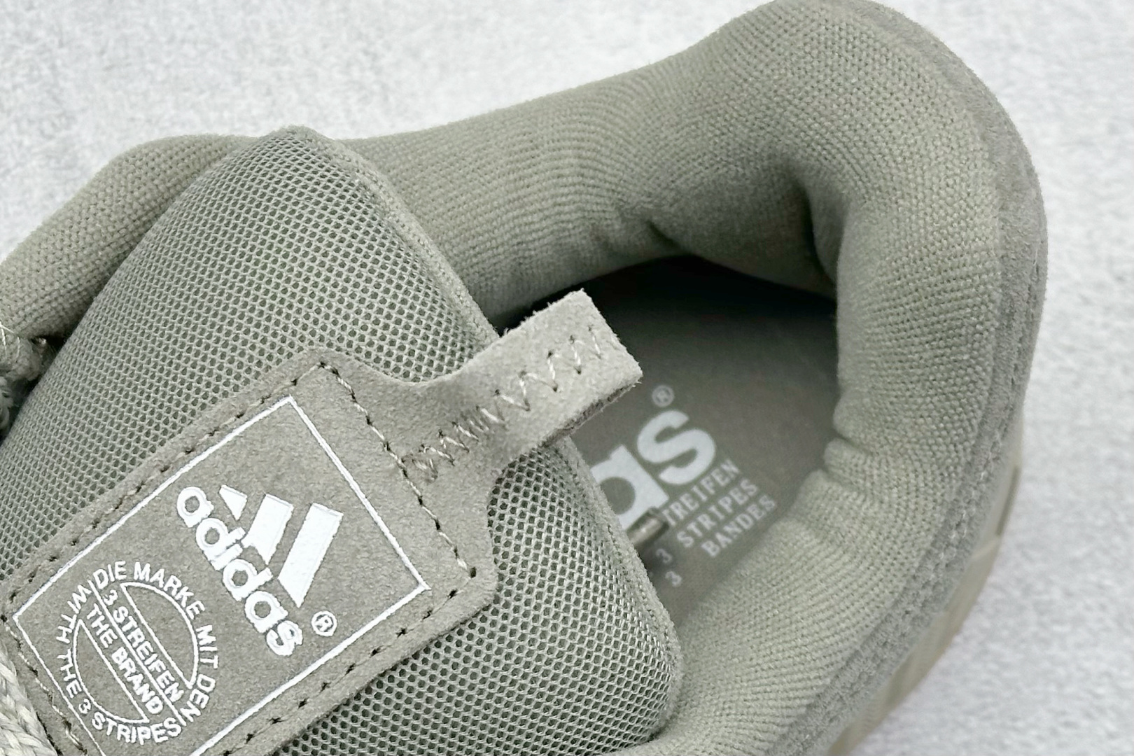 TG版 Adidas Adimatic Low 马蒂奇系列低帮 复古鲨鱼面包鞋运动休闲滑板板鞋 IG6034
