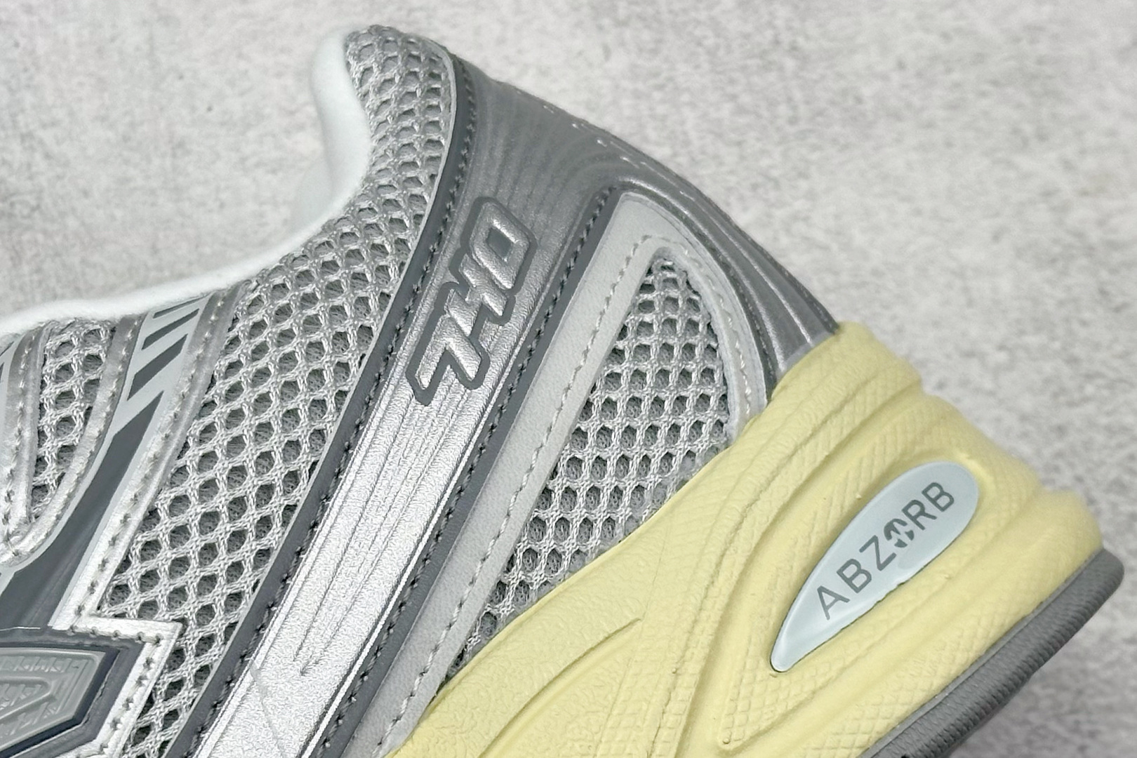 K版 New Balance 740 复古跑鞋 U740AR2