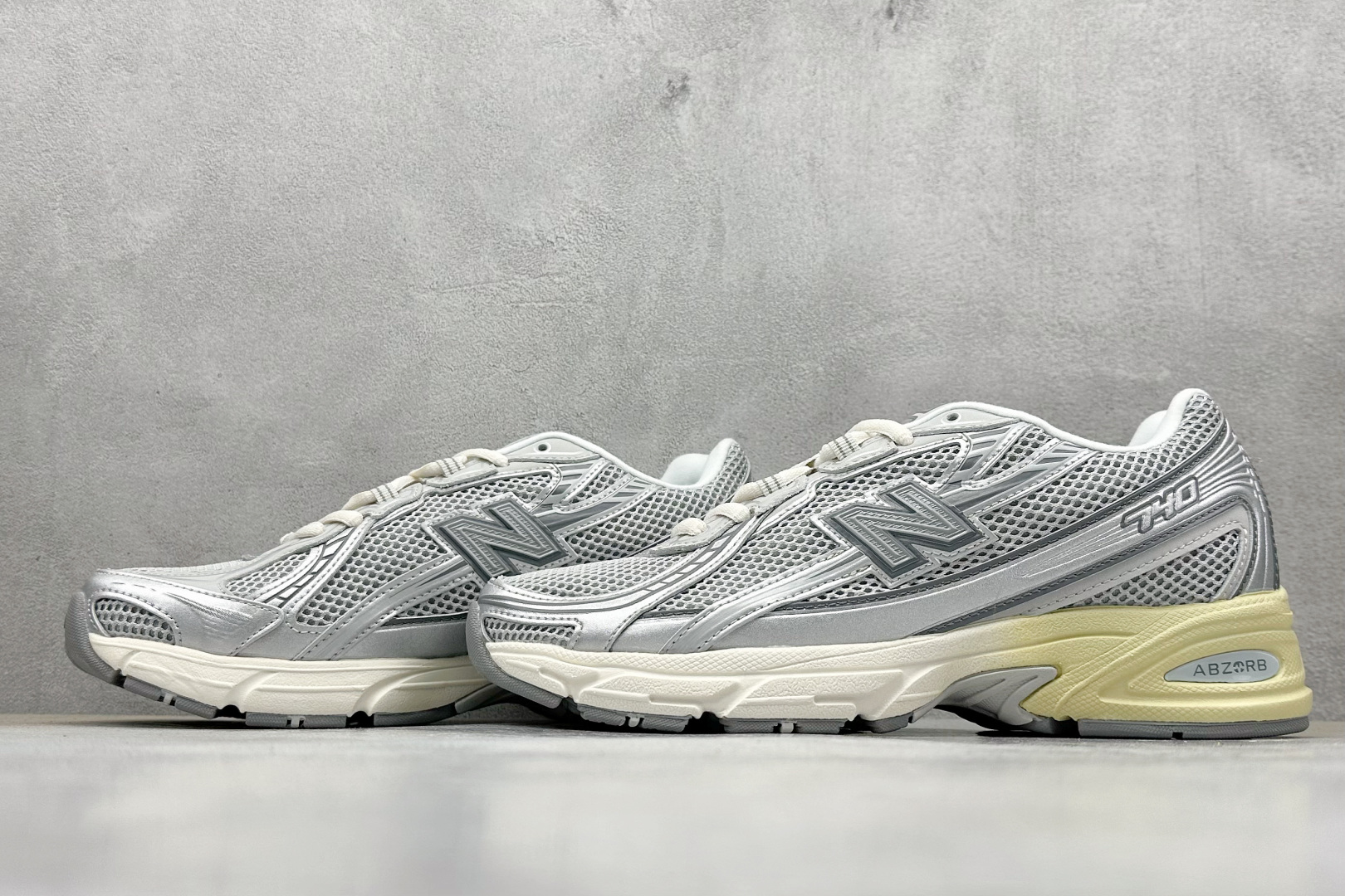 K版 New Balance 740 复古跑鞋 U740AR2