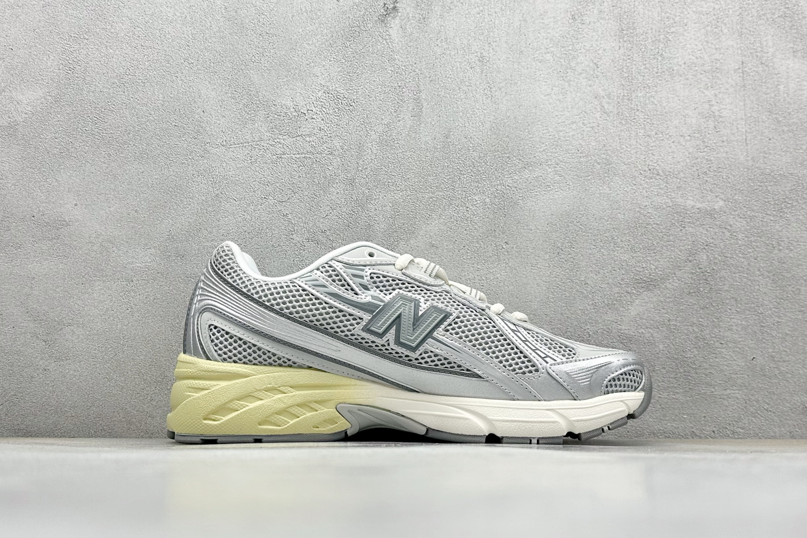 K版 New Balance 740 复古跑鞋 U740AR2