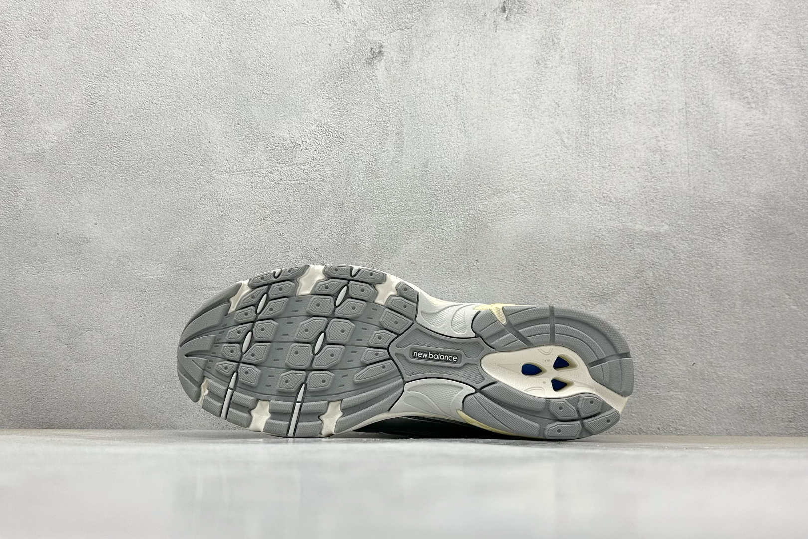 K版 New Balance 740 复古跑鞋 U740AR2