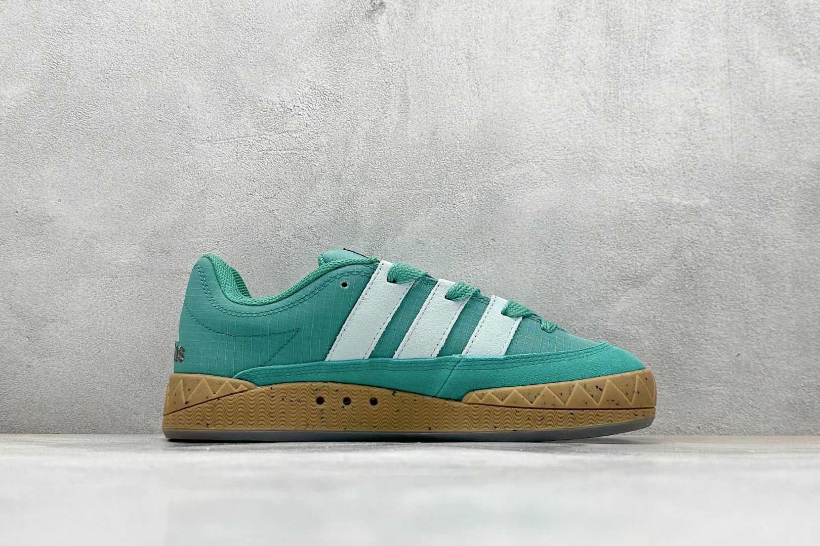 TG版 Adidas Adimatic Low 马蒂奇系列低帮 复古鲨鱼面包鞋运动休闲滑板板鞋 IE3931