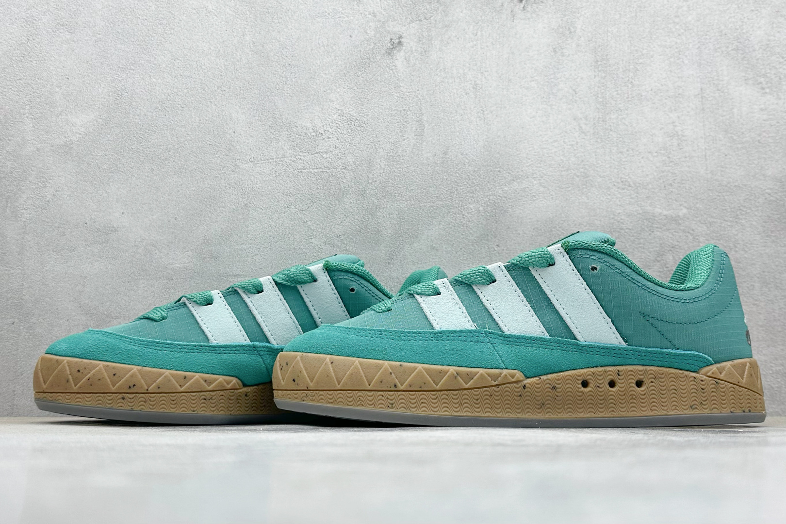 TG版 Adidas Adimatic Low 马蒂奇系列低帮 复古鲨鱼面包鞋运动休闲滑板板鞋 IE3931