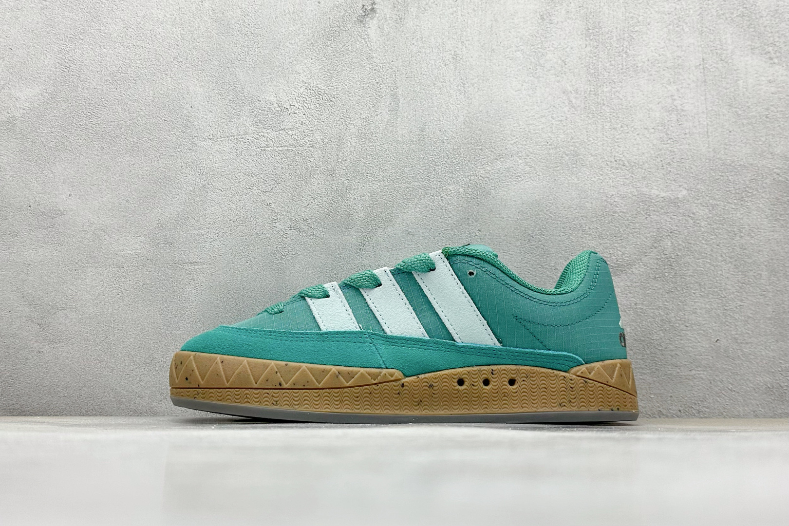 TG版 Adidas Adimatic Low 马蒂奇系列低帮 复古鲨鱼面包鞋运动休闲滑板板鞋 IE3931