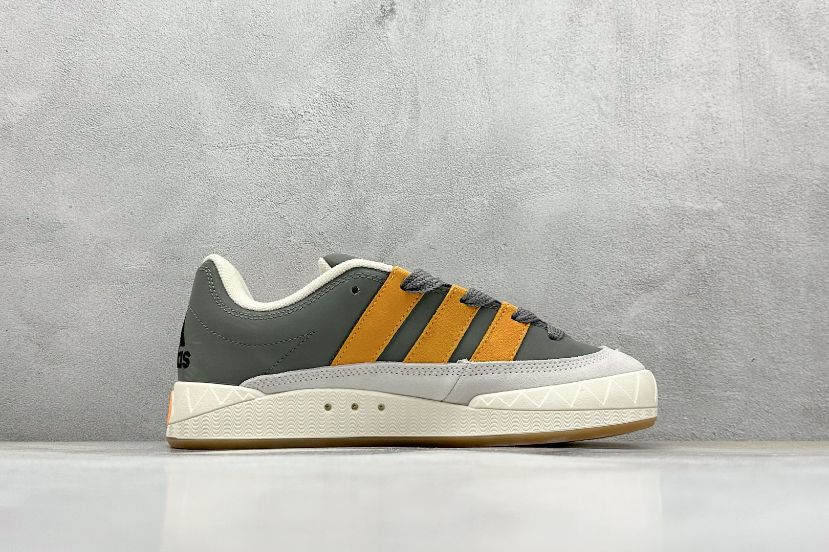 TG版 Adidas Adimatic Low 马蒂奇系列低帮 复古鲨鱼面包鞋运动休闲滑板板鞋 ID3936