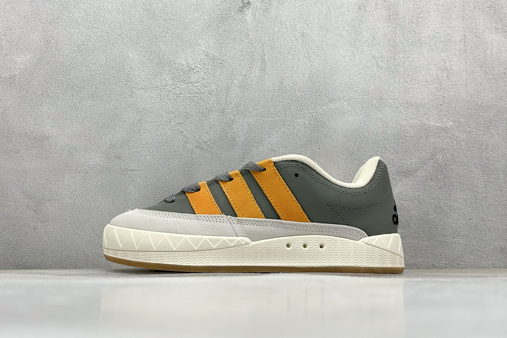 TG版 Adidas Adimatic Low 马蒂奇系列低帮 复古鲨鱼面包鞋运动休闲滑板板鞋 ID3936