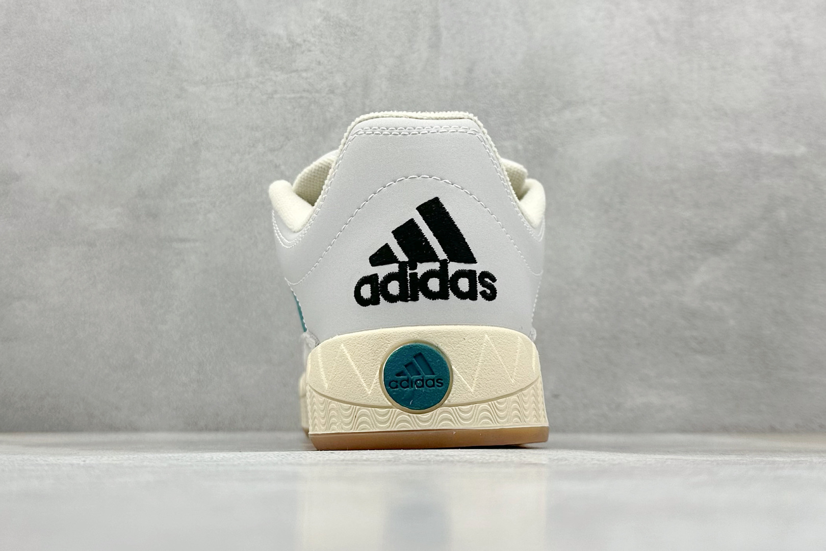 TG版 Adidas Adimatic Low 马蒂奇系列低帮 复古鲨鱼面包鞋运动休闲滑板板鞋 ID3935